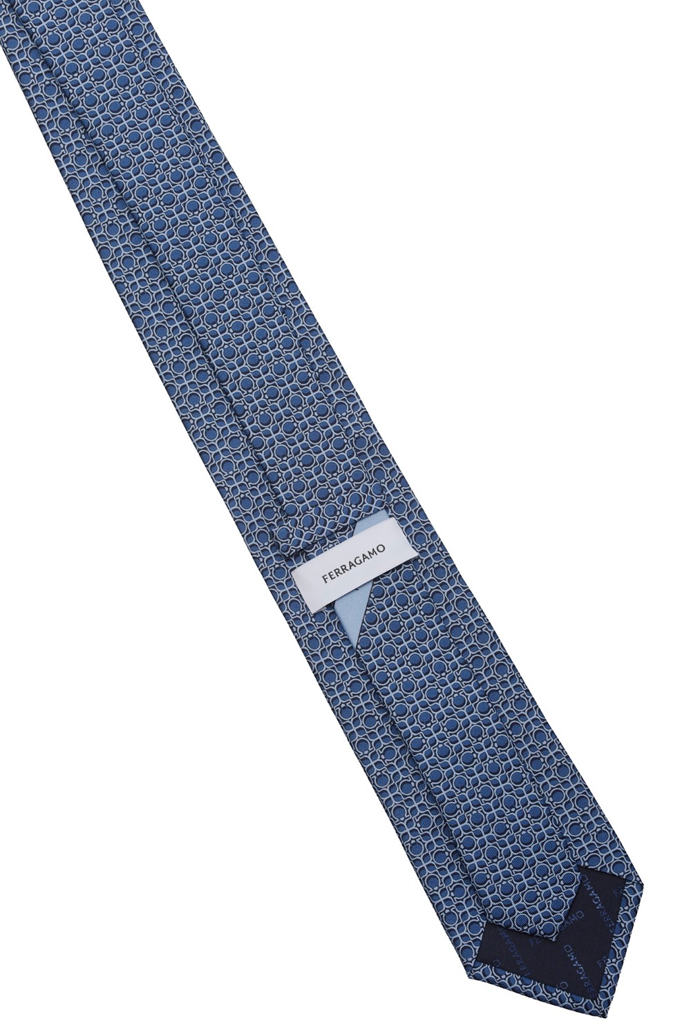 shop SALVATORE FERRAGAMO  Cravatta: Salvatore Ferragamo cravatta in seta stampa Totem.
Un mix di linee sinuose che creano figure geometriche.
Il Gancini dal profilo sottile si inserisce al centro delle figure, con posizioni irregolari per un motivo dal tocco vagamente esotico.
Larghezzo al fondo: 8 cm.
Composizione: 100% seta.
Made in Italy.. TOTEM 350949-0768552 number 8511214